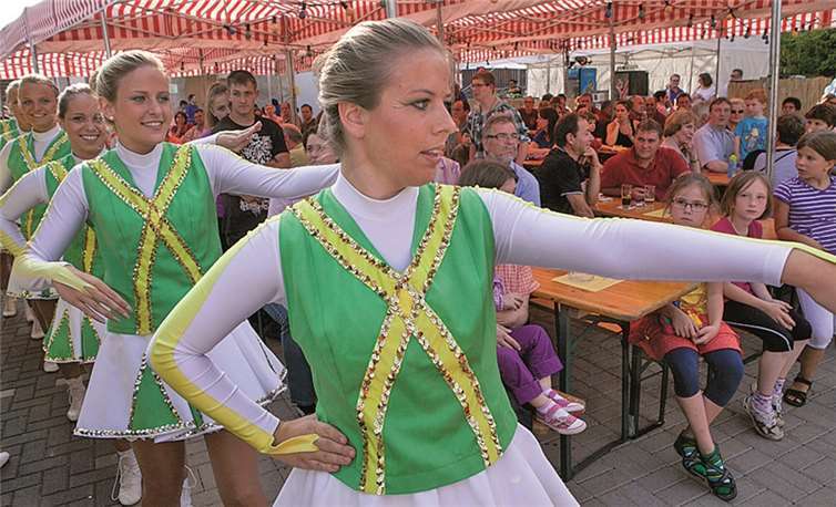 Die Tänzerinnen der Karnevalsgesellschaft Grün-Gelb Fritzdorf versetzten das Publikum bei ihrem Auftritt während der Adendorfer Kirmes in Entzücken.JOST