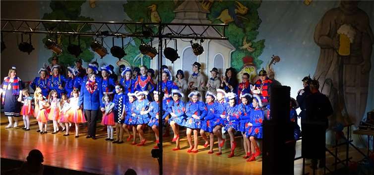 Die Tänzerinnen der „Mäuse“, „die Kleine und große Garde“ präsentierten ihre Tänze.