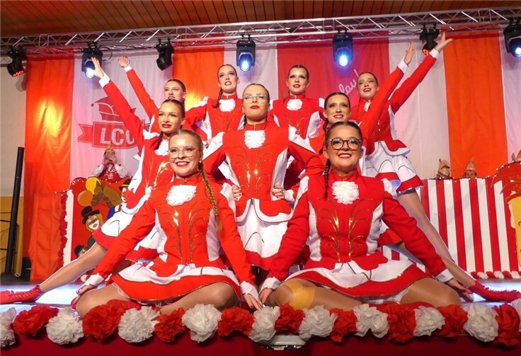 Die Tänzerinnen der neuen Garde “Kerer Mädche” erfreuten gleich zur Premiere mit einer exzellenten Darbietung. Foto: TE