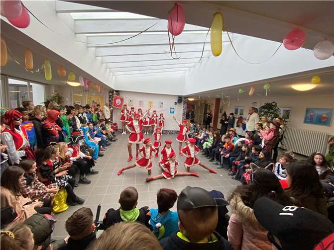 Die Tänzerinnen des LKC zeigen ihre fulminanten Tänze.