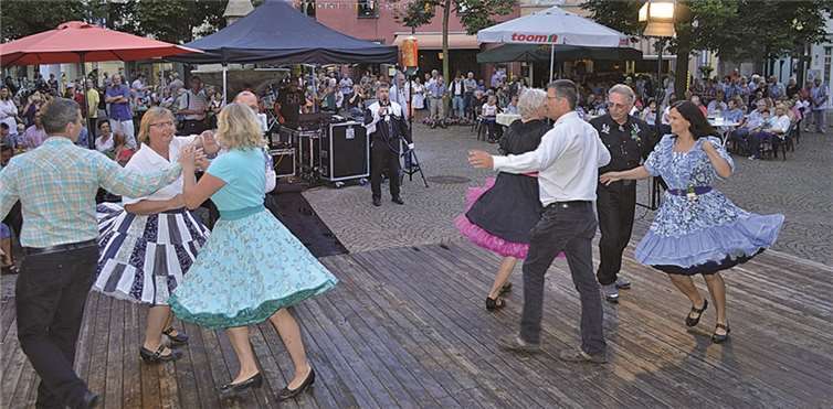 Die Tänzerinnen und Tänzer der Bonner Square-Dance-Group sorgten für tolle Stimmung. AB