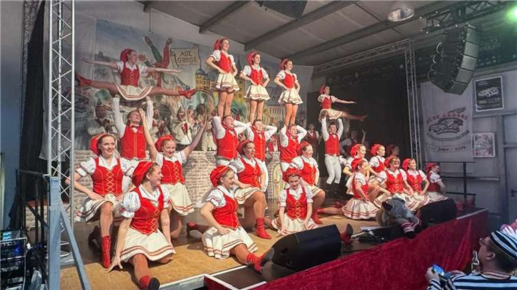 Die Tänzerinnen und Tänzer des Tanzcorps Rot-Weiß Bechen.