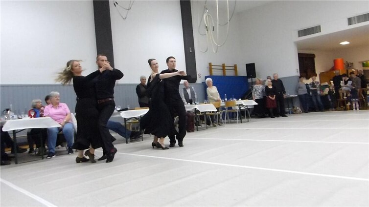 Die Tänzerinnen und Tänzer des klassischen Paartanzes überzeugten das Publikum. 