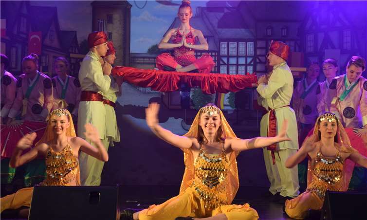 Die Tänzerinnen und Tänzer präsentierten sich in farbenprächtigen Kostümen.  UBU