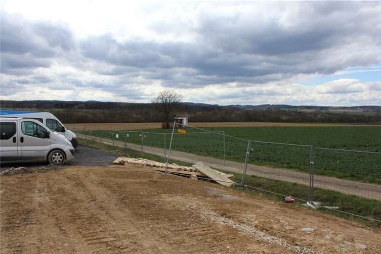 Die Täter gingen besonders dreist vor: Nachdem sie einen Zaun durchtrennt hatten, nutzen sie auf der Baustelle vorhandenes Material zum Bau einer Zufahrtsrampe. privat