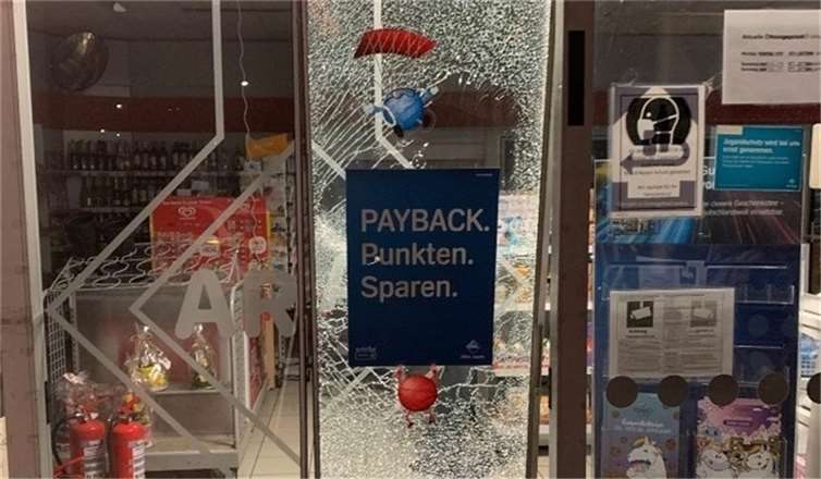 Die Täter warfen die Glastür mit einem Kanaldeckel ein. Foto: Polizei
