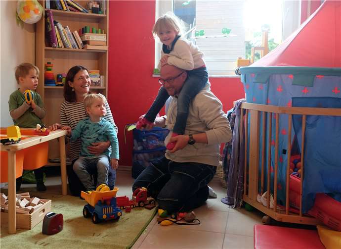 Die Tätigkeit als Tagesmutter oder -vater bietet die Möglichkeit, den eigenen Nachwuchs großzuziehen und nebenher etwas zu verdienen. Stadt Neuwied