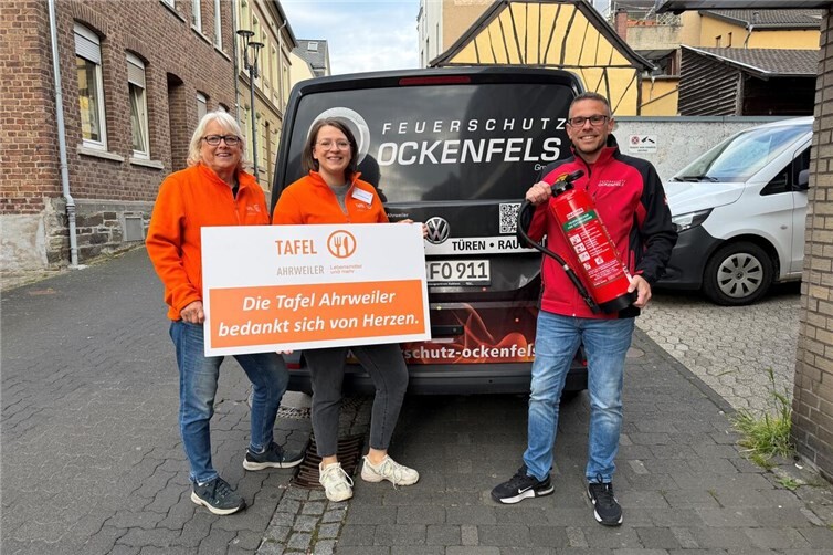 Die Tafel Ahrweiler bedankt sich ganz herzlich bei Marco Wolf (r.) und der Firma Feuerschutz Ockenfels.