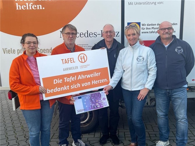 Die Tafel Ahrweiler bedankt sich von Herzen beim Theaterverein Grafschaft e. V. „Vorhang auf“ für die großzügige Spende. Foto: Detlef Weinert