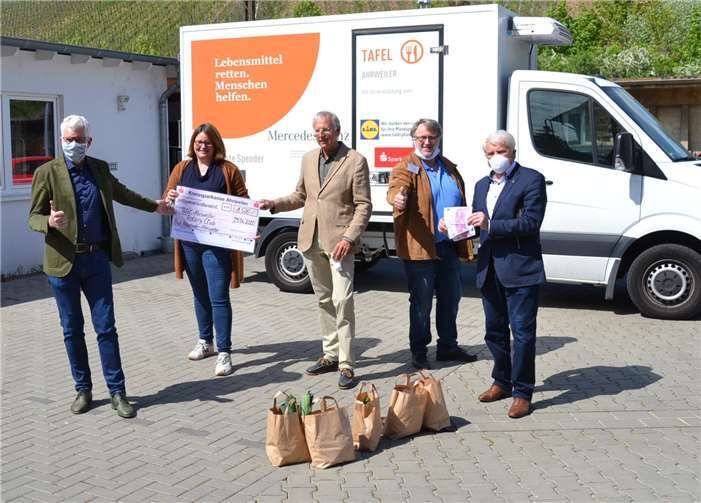 Die Tafel Ahrweiler dankt dem Rotary Club für die tolle Spende. (Von links) Rolf Ermert, Christiane Böttcher, Robert Batkiewicz, Kuno Herchenbach und Rainer Jung.Foto: E.T. Müller