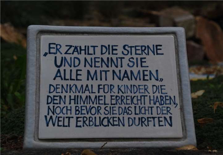 Die Tafel am Sternenkindergedenkmal. Siegfried Preuß