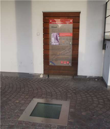 Die Tafel im unversehrten Zustand.  Foto: KH