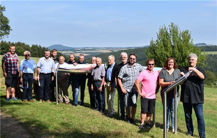 Die Tafel wurden offiziell an dem Aussichtspunkt bei Kottenheim übergeben. Dank vieler Helfer lädt außerdem auch eine neue Sitzgruppe zum Verweilen ein. Foto: Tanja Mlinski