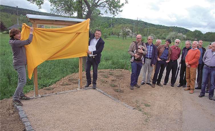 Die Tafel zu den Streuobstwiesen wurde feierlich enthüllt.