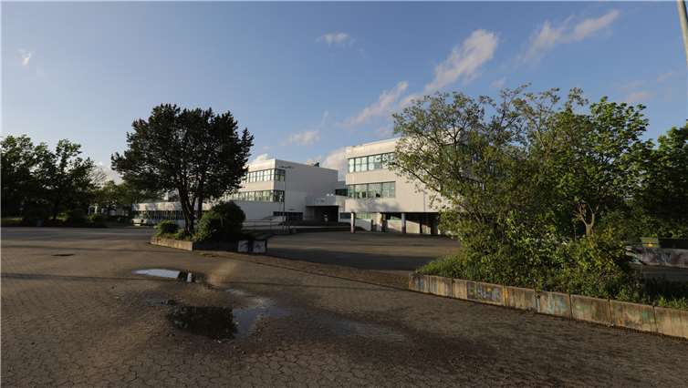 Die Tage dieser Campusgebäude sind gezählt. Um die neuen Schulgebäude herum soll die Außenbereichsgestaltung klimafreundlich sein. Foto: CEW