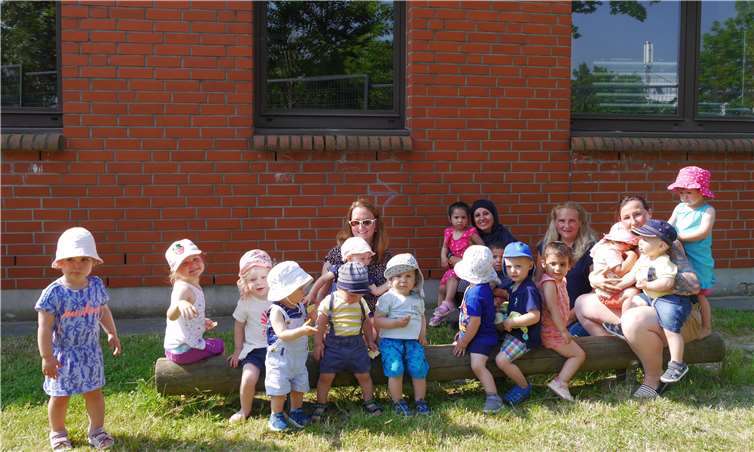 Die Tagesmütter mit ihren Tageskindern und Cornelia Menzel (hinten 2. v. r.) beim Sommertreffen im MosaikFoto: Stadt Meckenheim