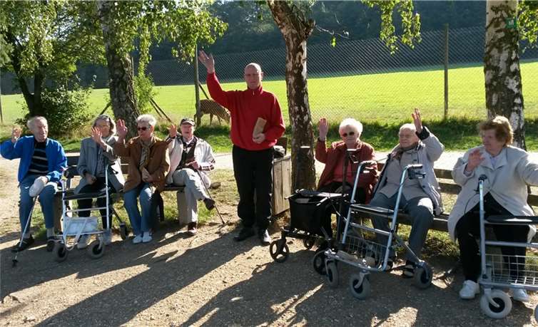 Die Tagespflegegäste vor dem Tiergehege während ihres Ausfluges zum Remstecken.Privat