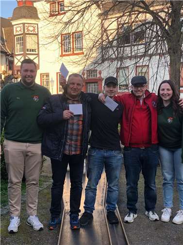 Die Tagessieger des Ostereierkegelns mit den Vorsitzenden Nils Bornheim und Jacqueline Scholl.