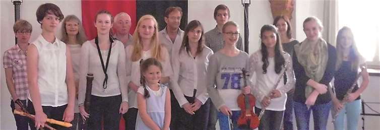 Die Talentförderschüler mit ihren Instrumenten im historischen Rathaus. KMS