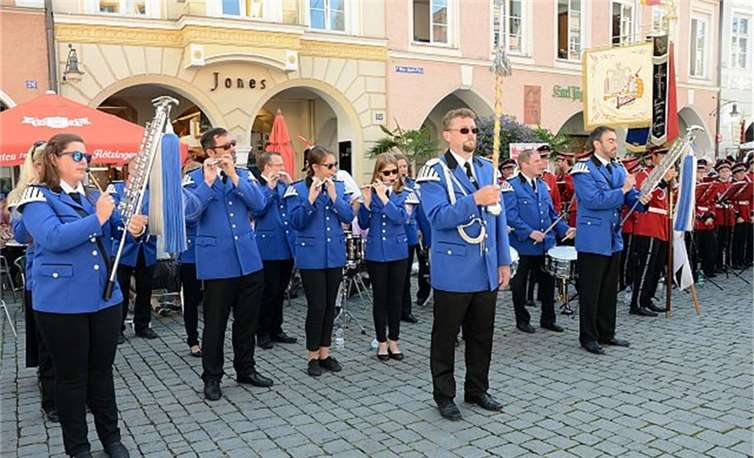 Die Tambour-Corps aus Ohlenberg beim Spielen im Umzug in Rosenheim. privat