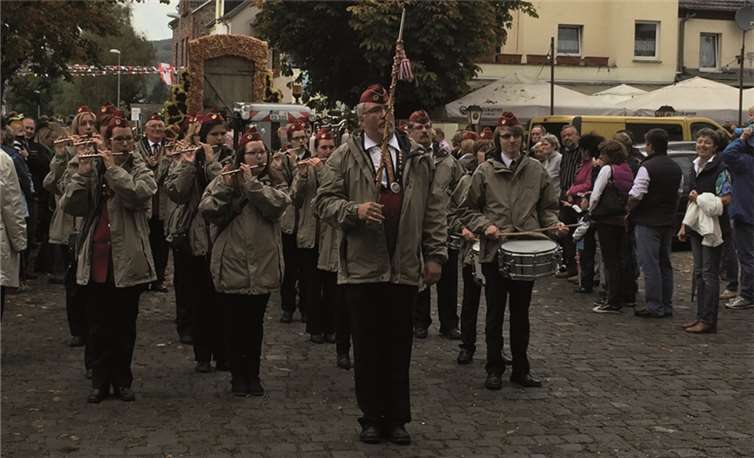 Die Tambour-Corps marschieren durch die Stadt.privat