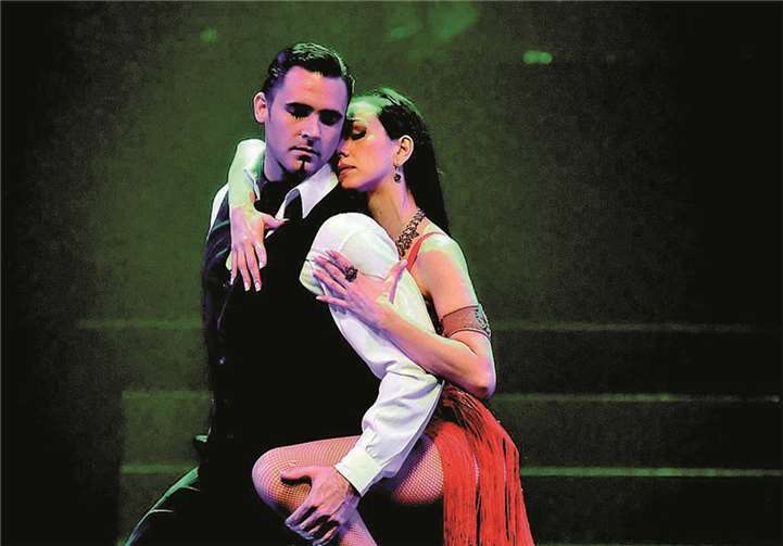 Die Tango-Tänzer verzaubern die Besucher nicht nur mit ihrem Tanz. privat