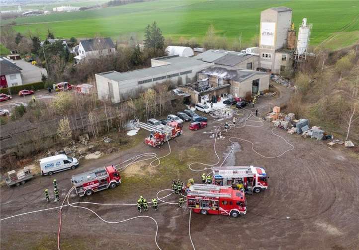 Die Tanklöschfahrzeuge wurden gut vor der brennenden Halle in Stellung gebracht. Die Löscharbeiten wurden dabei unterstützt durch die Drohneneinheit MYK des DRK Andernach.