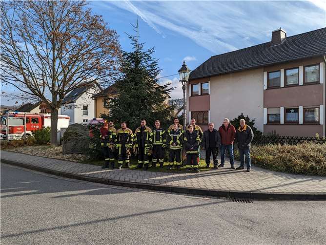 Die Tanne kann nun am Ortseingang erstrahlen. Quellen: Ortsgemeinde Niederwerth