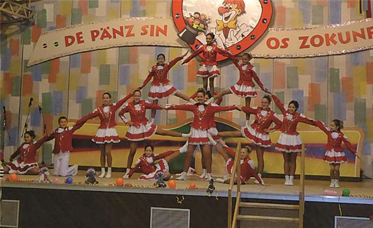 Die Tanzdarbietungen begeisterten die Senioren immer wieder aufs Neue. privat