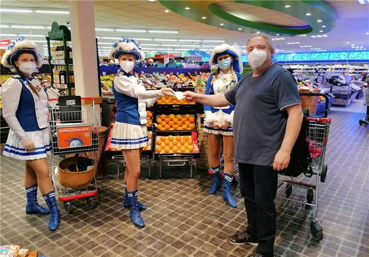 Die „Tanzende Reihe“ der KG Blau Weiss Neuenahrer Schinnebröder hat die Senioren in den drei Karnevalswochen als Einkaufshelfer unterstützt. IM REWE in Bad Neuenahr packten sie die Einkaufsbestellungen und lieferten sie am nächsten Tag aus. An die Kunden vor Ort verteilten sie Ihr Vereinsmagazin mit Ansteckordnen und standen für Fotos bereit. Foto: evm