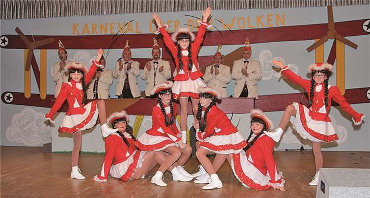 Die Tanzgarde bei der Kappensitzung verzauberte das Publikum mit ihrem Tanz.