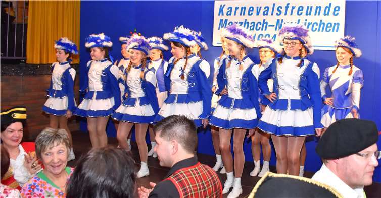 Die Tanzgarde der KG Merzbach eröffente die Sitzung.Fotos: EICH