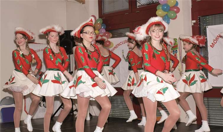 Die Tanzgarde der KG Rheinfreunde begeisterte mit einem schmissigen Tanz.