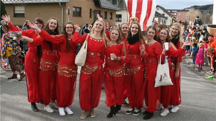 Die Tanzgarde war im Rosenmontagszug als Haremsdamen unterwegs.