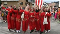 Die Tanzgarde war im Rosenmontagszug als Haremsdamen unterwegs.