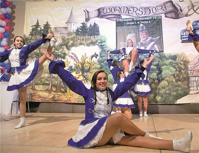 Die Tanzgarden der Fidelen Burgfrauen Wormersdorf glänzten bei der Proklamationssitzung mit ihren Auftritt.