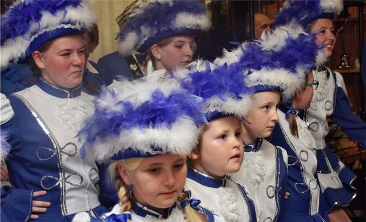 Die Tanzgarden der Karnevalsfreunde Merzbach-Neukirchen eröffneten mit tollen Tänzen die Session 2015/2016.