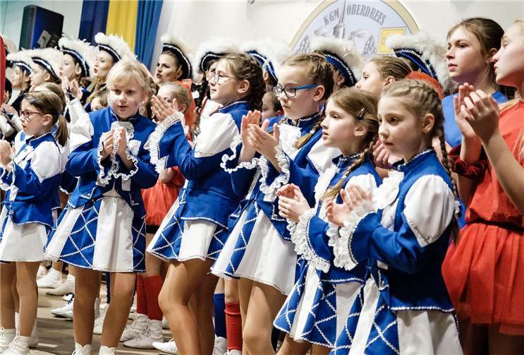 Die Tanzgarden der Karnevalsgesellschaft „Bekömme Dich net drömm“ Oberdrees zeigten bei der Umsetzung ihr Können.