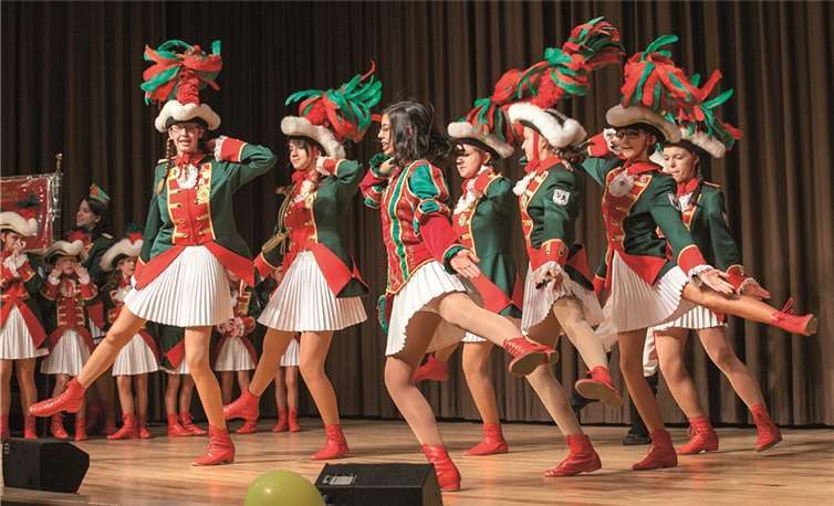 Die Tanzgarden der Rheinbacher Stadtsoldaten erfreuten das Publikum in der Rheinbacher Stadthalle beim Freundschaftstreffen des Narrencorps Blau Gold Rheinbach. JOST
