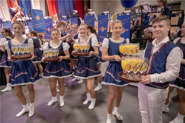 Die Tanzgarden kümmerten sich um das leibliche Wohl der Tollitäten.