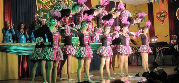 Die Tanzgruppe „Black & White“ begeisterte am Mittwoch in Müden die Narrenschar. MT