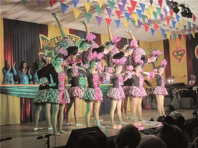 Die Tanzgruppe „Black & White“ begeisterte am Mittwoch in Müden die Narrenschar. MT