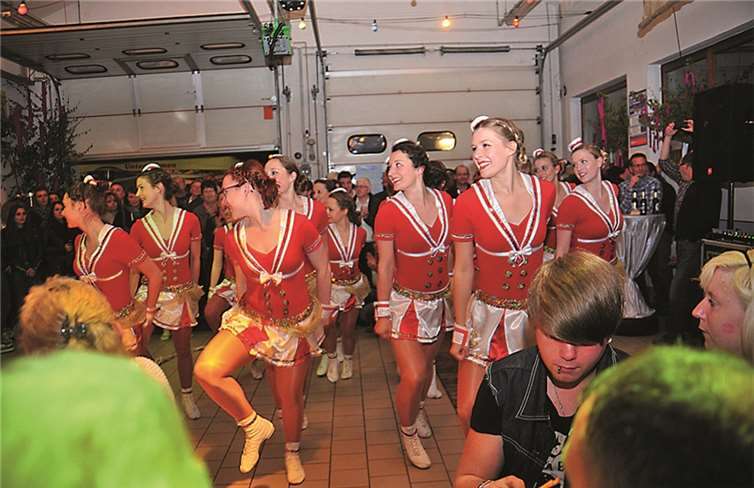 Die Tanzgruppe „Blue Velvet“ sorgte beim Tanz in den Mai für Stimmung.