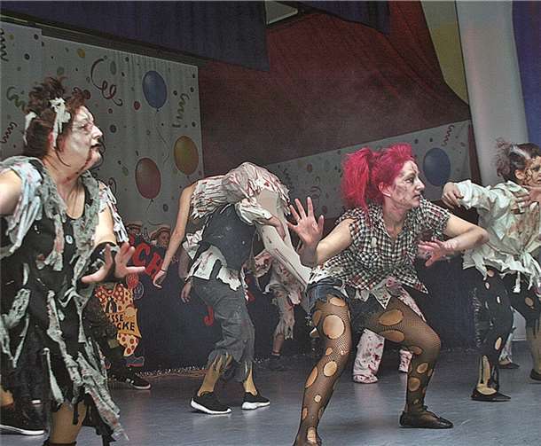 Die Tanzgruppe Europa wirbelte als „Zombies“ über die Bühne. RÜ