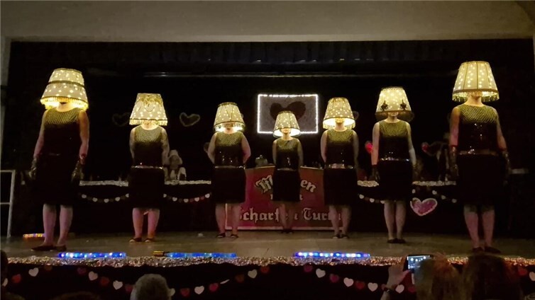 Die Tanzgruppe Inkognito begeisterte mit dem Tanz „Wackelkontakt“.  Foto: Anja Bollinger