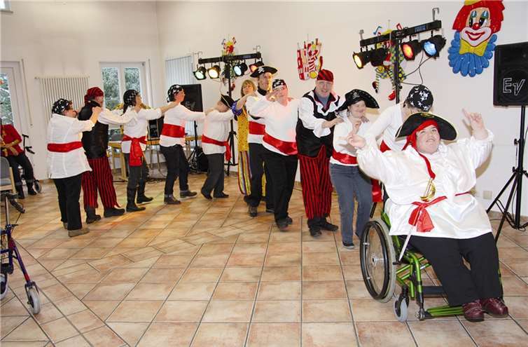 Die Tanzgruppe „Kaum zu glauben“ bei der Polonaise. privat