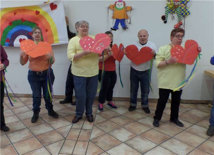 Die Tanzgruppe „Kaum zu glauben „ zeigt den Regenbogentanz. privat