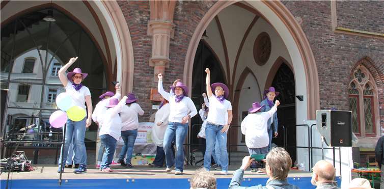 Die Tanzgruppe „Let’s Dance“ der Stiftung Scheuern (hier bei ihrem letztjährigen Auftritt vor dem Alten Rathaus in Montabaur) ist auch dieses Mal wieder beim Europäischen Protesttag zur Gleichstellung von Menschen mit Behinderung dabei. Privat