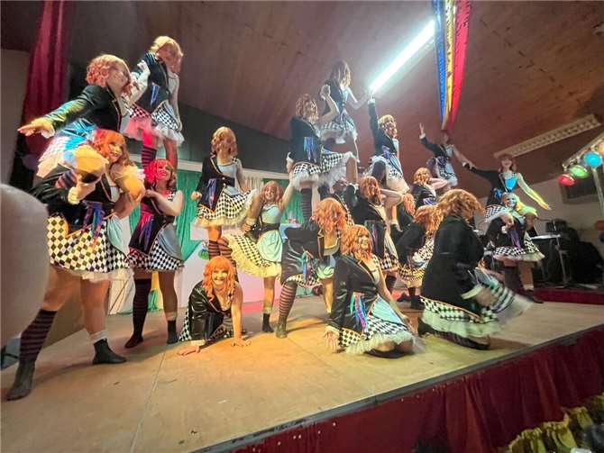 Die Tanzgruppe Lützinck brachte das Publikum nach dem Motto ‚Alice und der Hutmacher‘ zum Staunen.