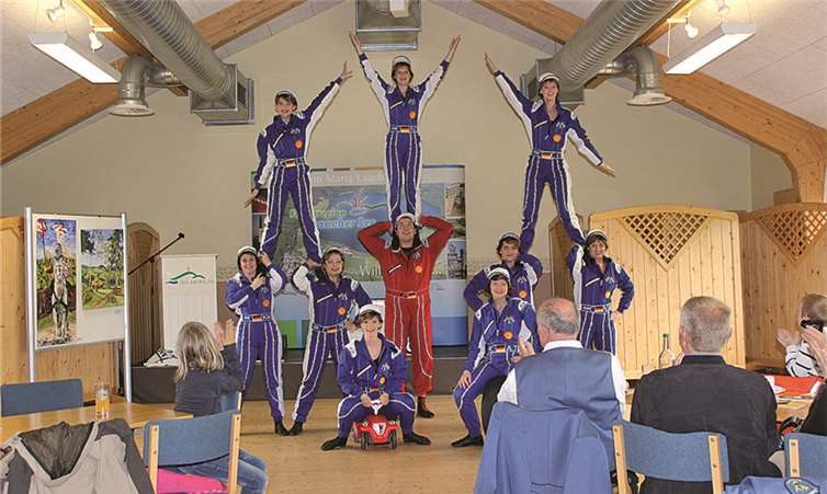 Die Tanzgruppe Lützinck gratulierte mit einem Show-Tanz.